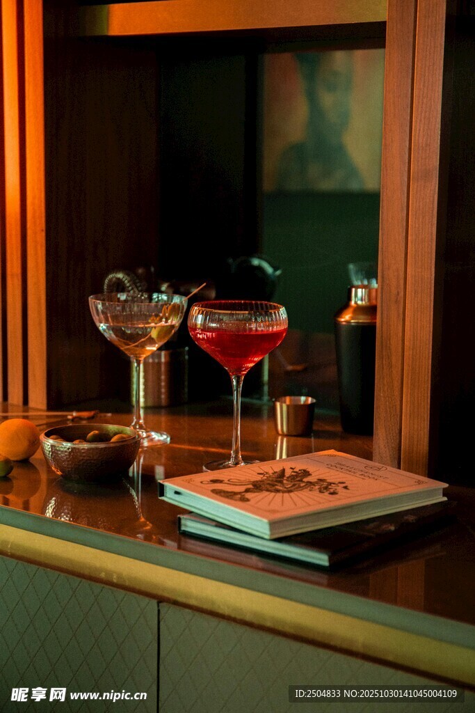 吧臺精致雞尾酒及小食