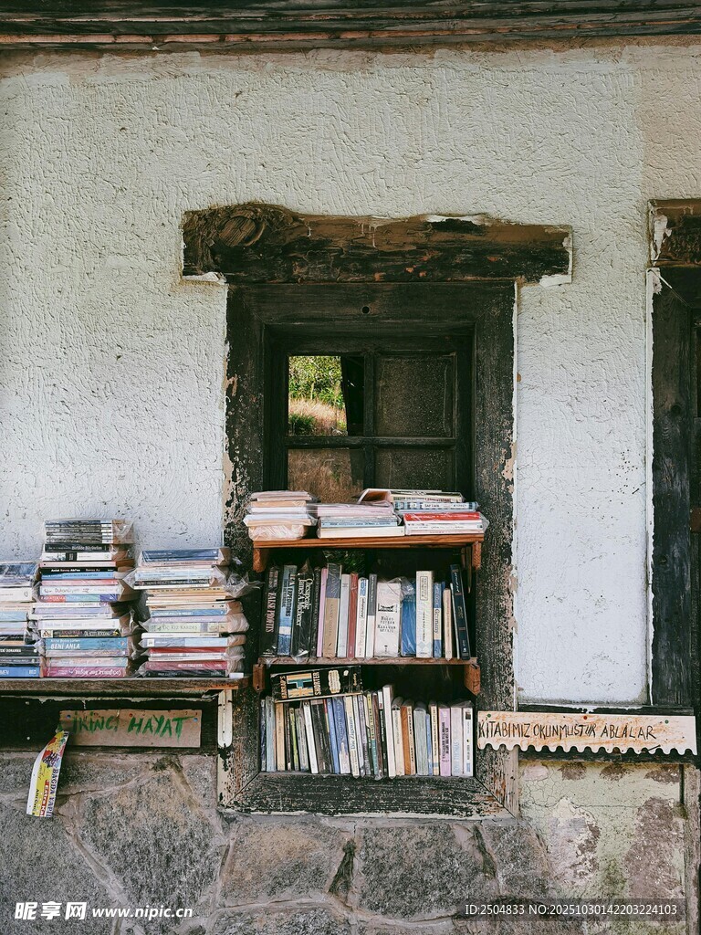 舊屋窗邊的書籍小角落