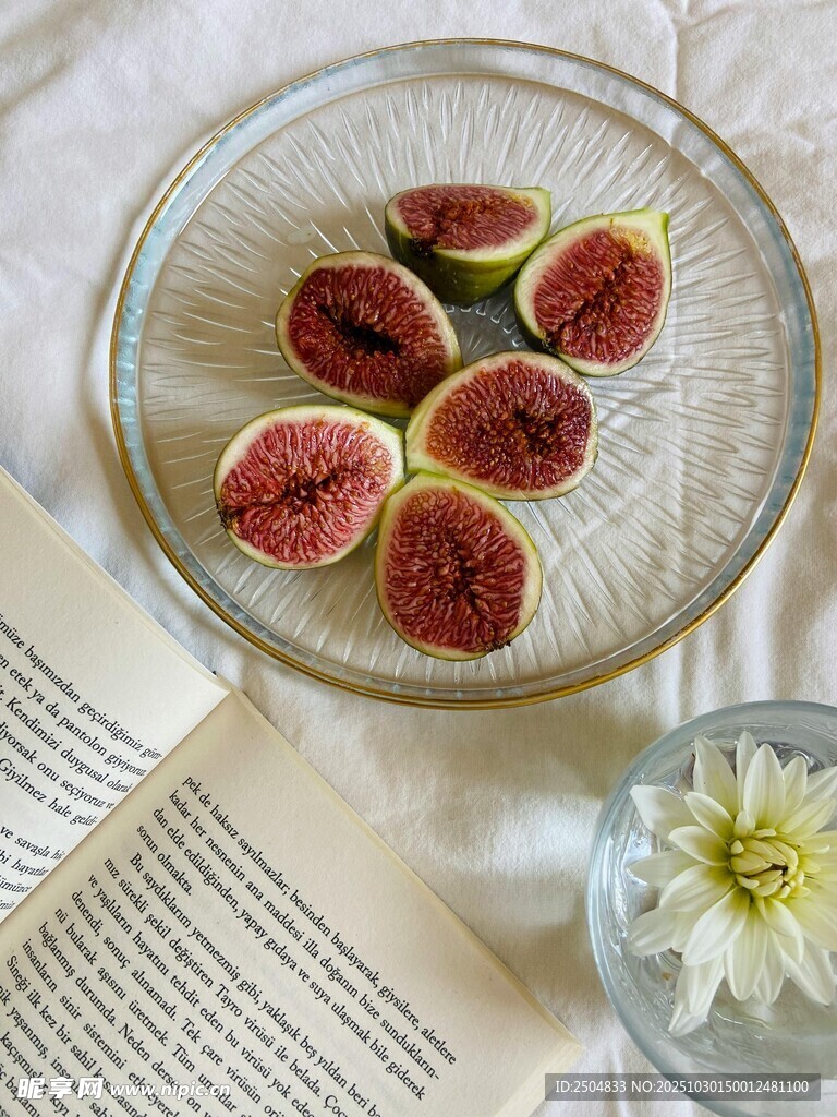 玻璃盤中的美味無花果