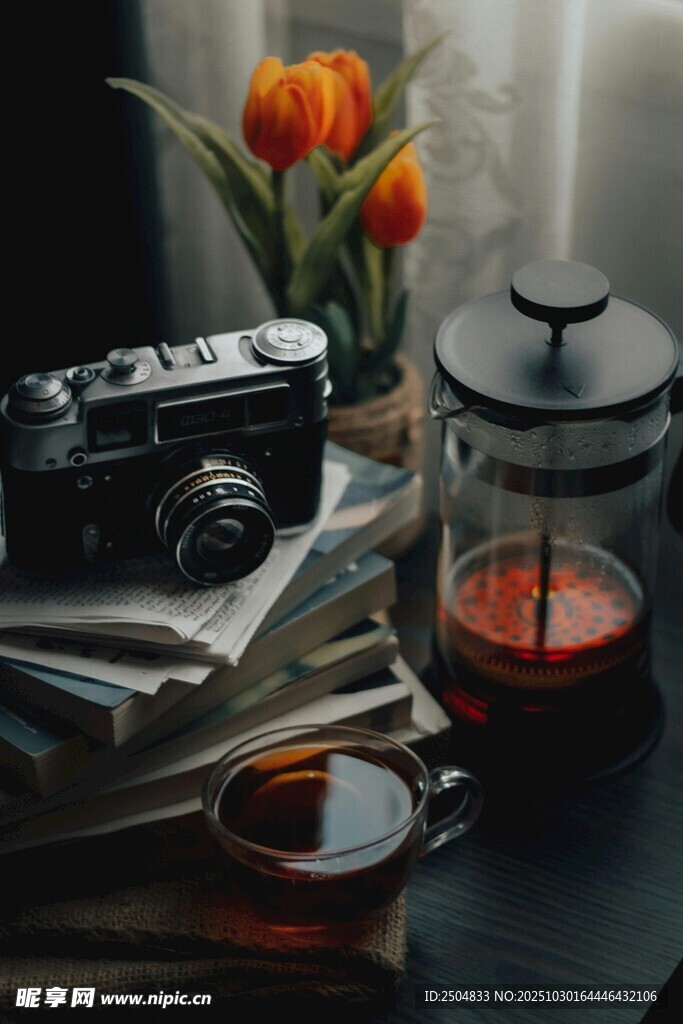 文藝桌面 相機(jī) 花與咖啡
