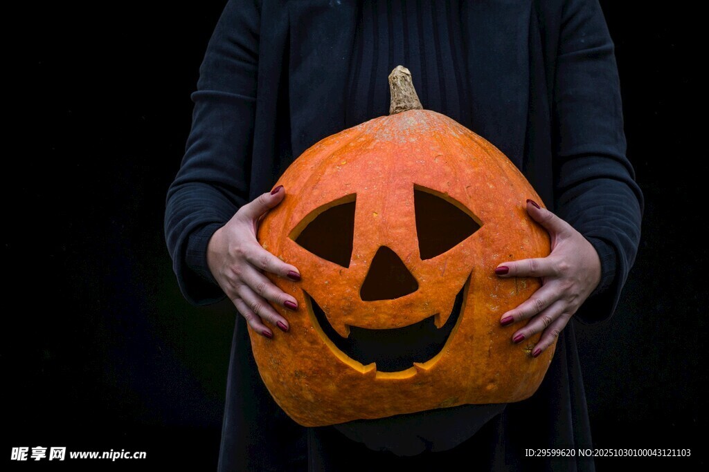 手持南瓜燈的神秘裝扮者