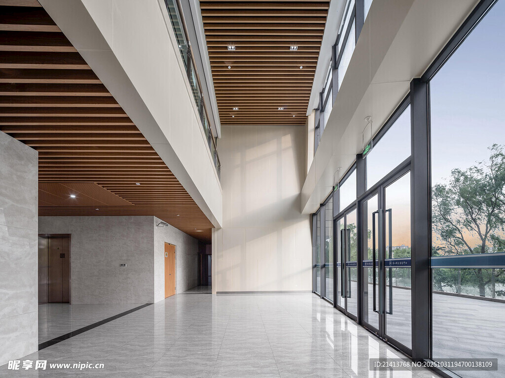 現(xiàn)代寬敞的室內(nèi)走廊空間