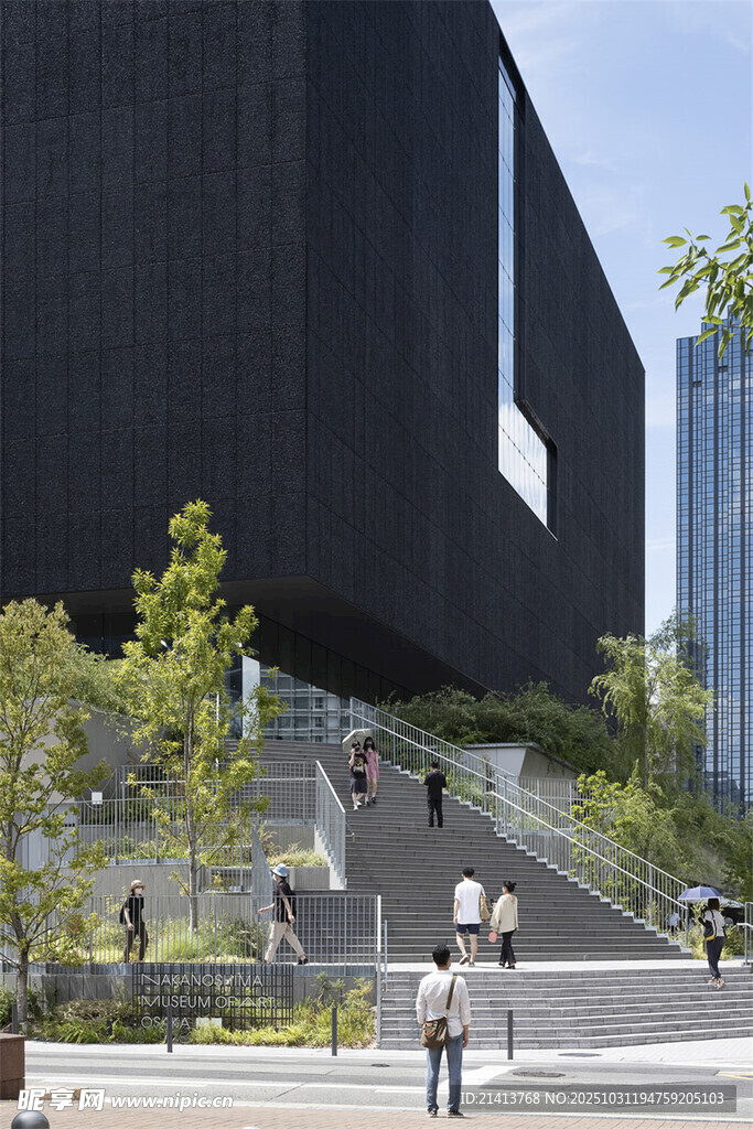 現(xiàn)代黑色建筑前的行人景觀