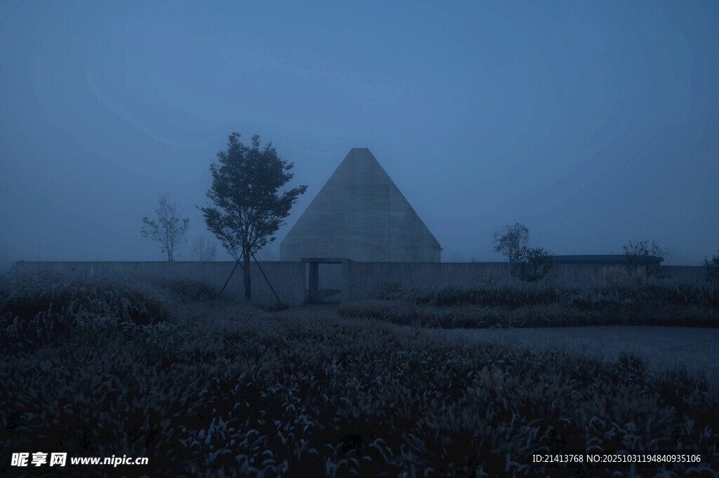 霧中神秘金字塔景觀(guān)