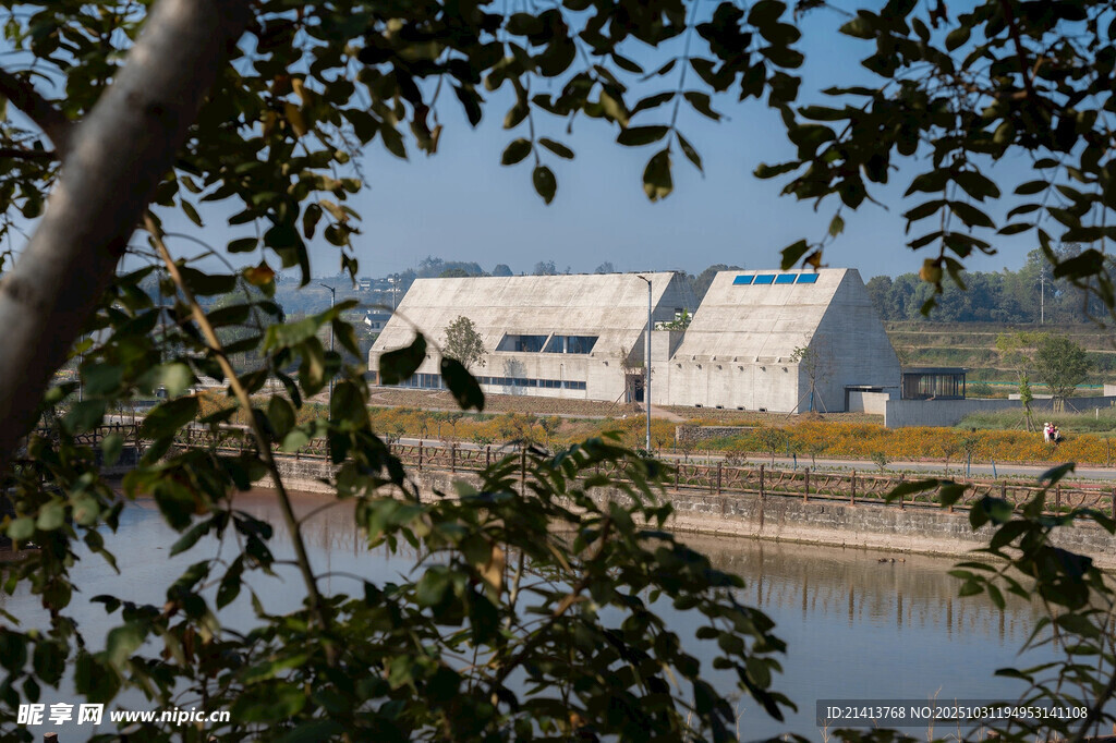 河畔樹叢后的現(xiàn)代建筑