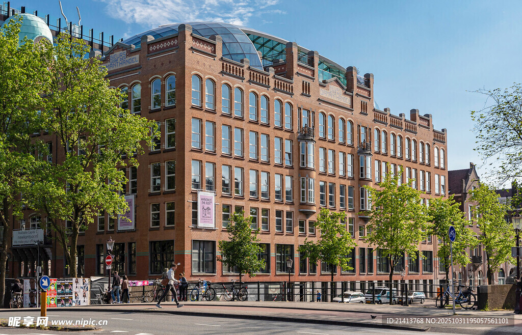 城市中典雅的多層紅磚建筑