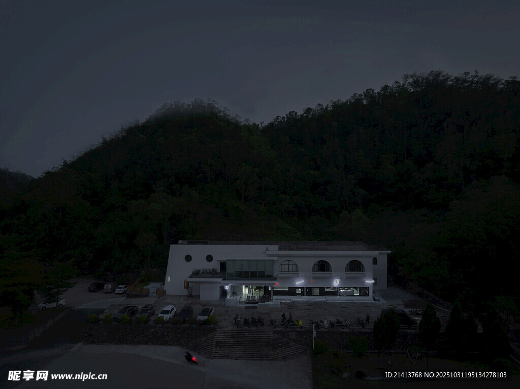 夜幕下的山間建筑