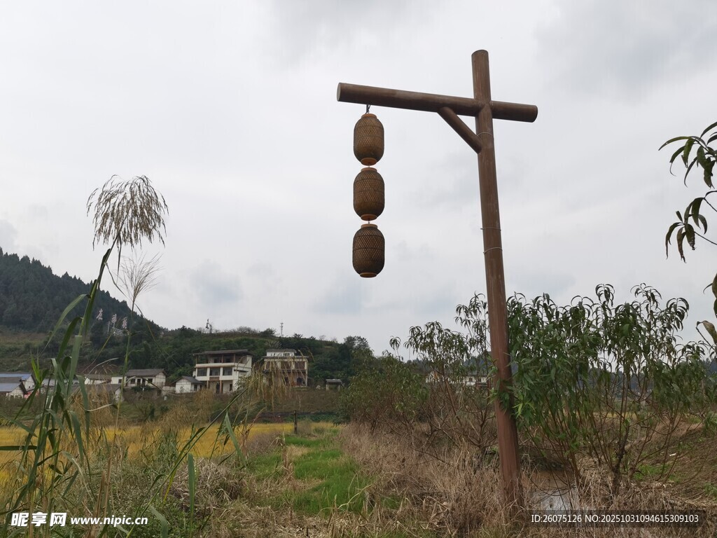 田野中的古樸木質(zhì)風(fēng)鈴架