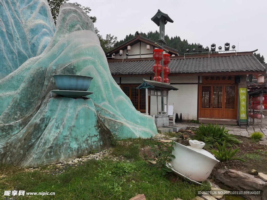 中式景觀旁的奇特雕塑