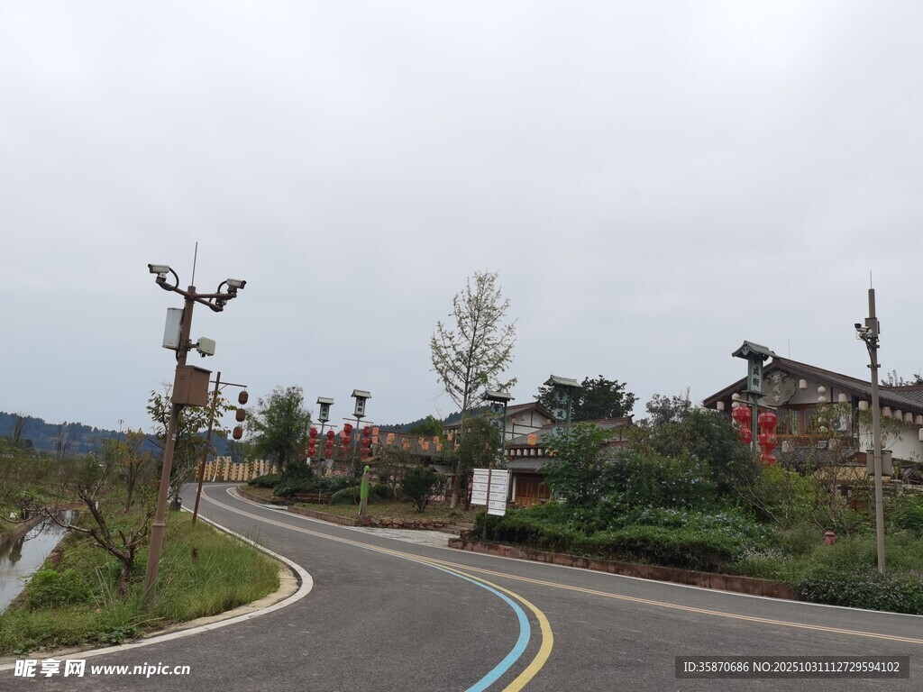 鄉(xiāng)村蜿蜒公路與周邊景致