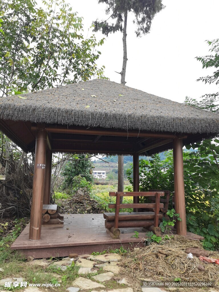 鄉(xiāng)村木亭靜享自然之美