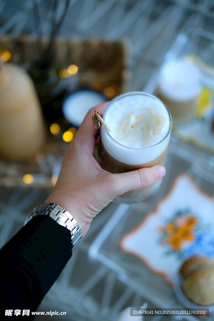 手持罐裝護膚品特寫