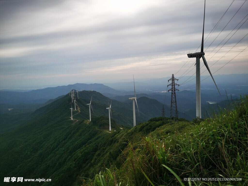 山間風(fēng)車林立的壯美風(fēng)光