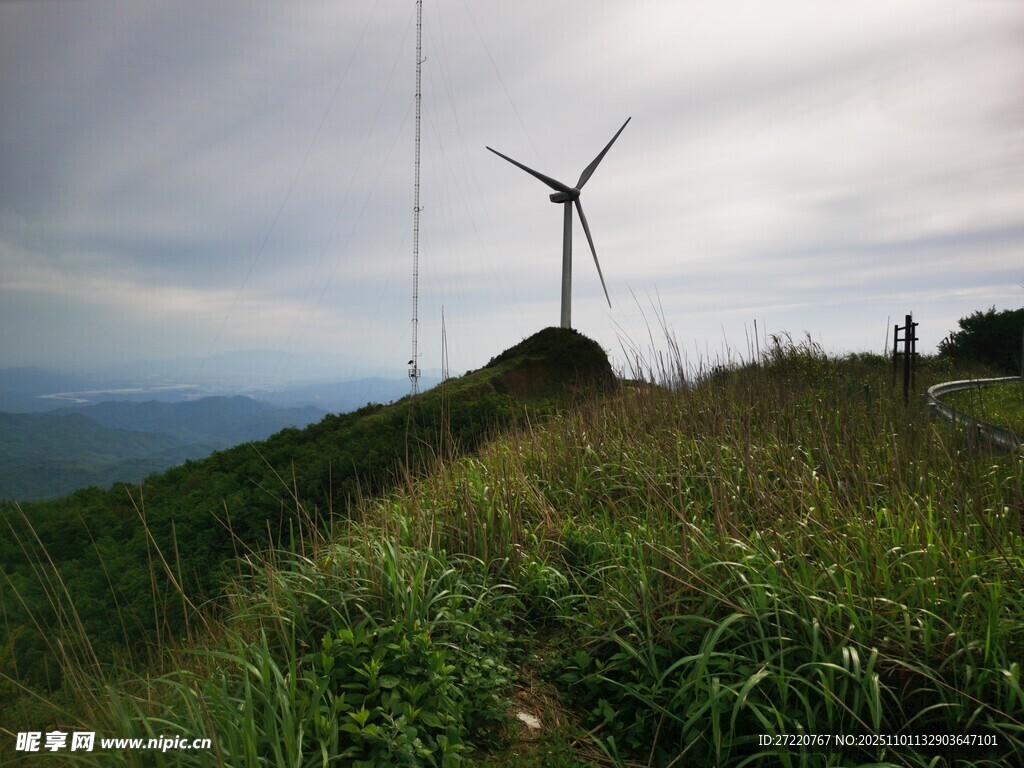 山頂上的風(fēng)力發(fā)電機(jī)