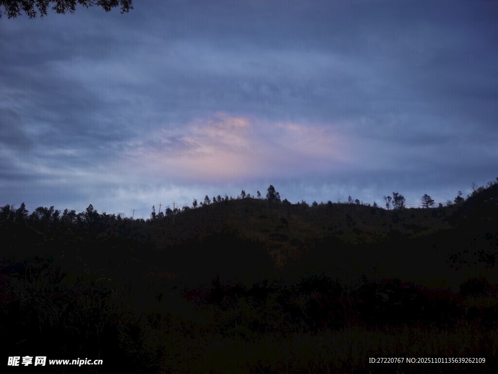 黃昏時(shí)分的山巒美景