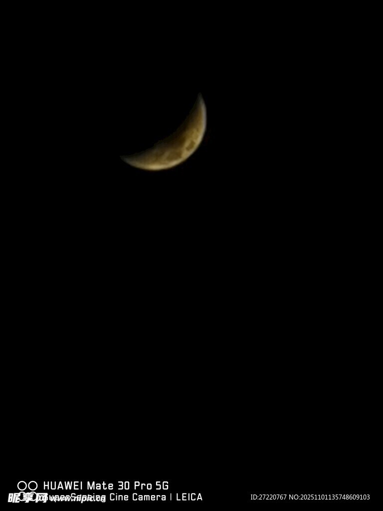 夜空中的彎彎新月