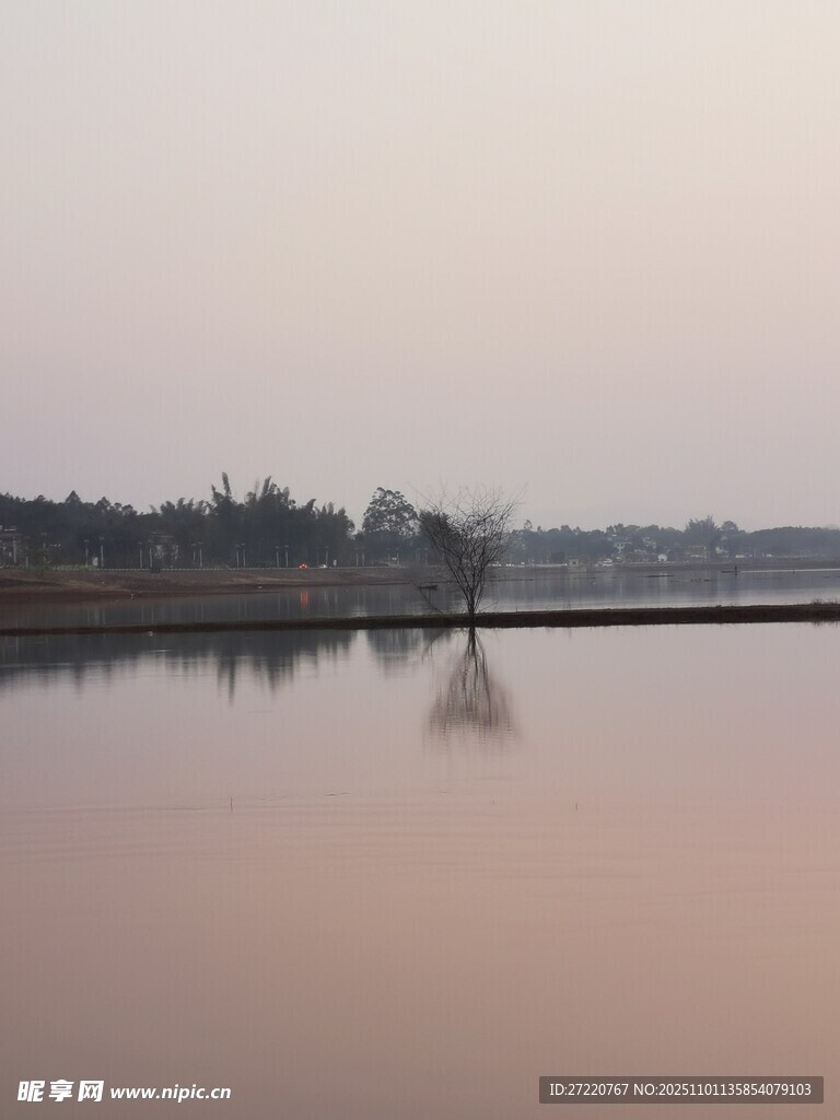 湖畔暮色中的靜謐風(fēng)景