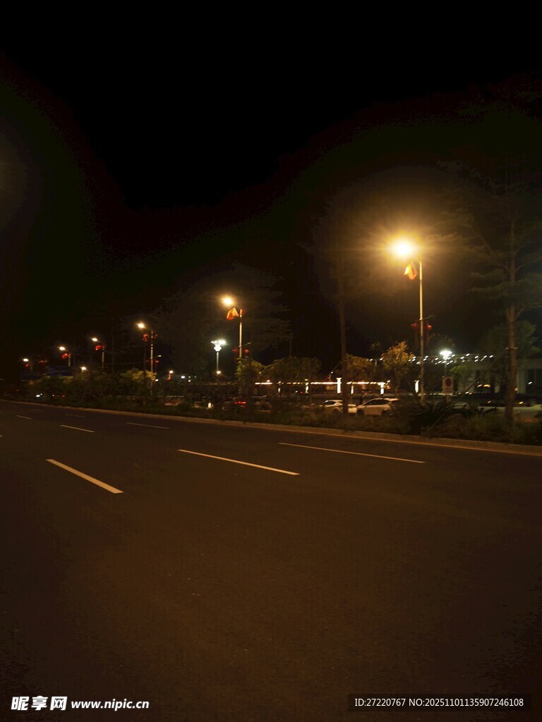 夜晚空曠道路街燈景象
