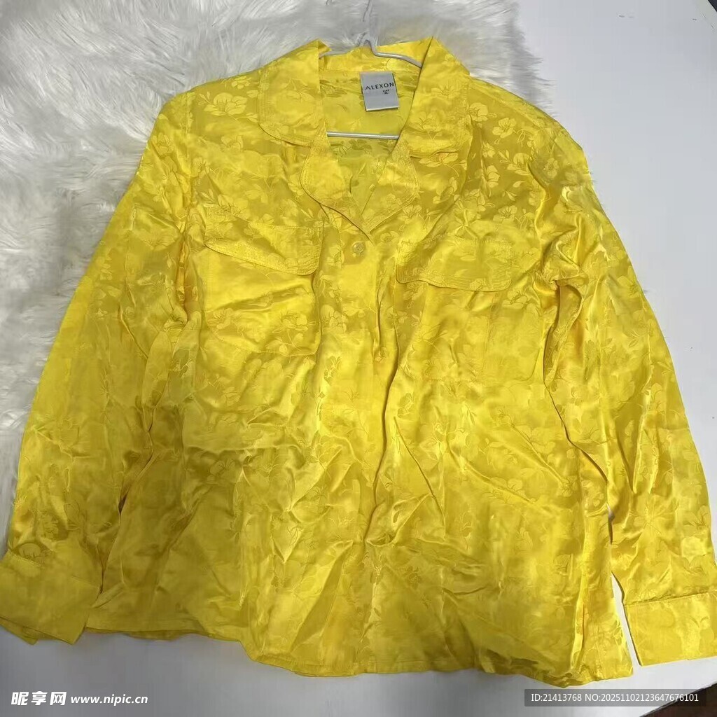 黃色褶皺上衣展示