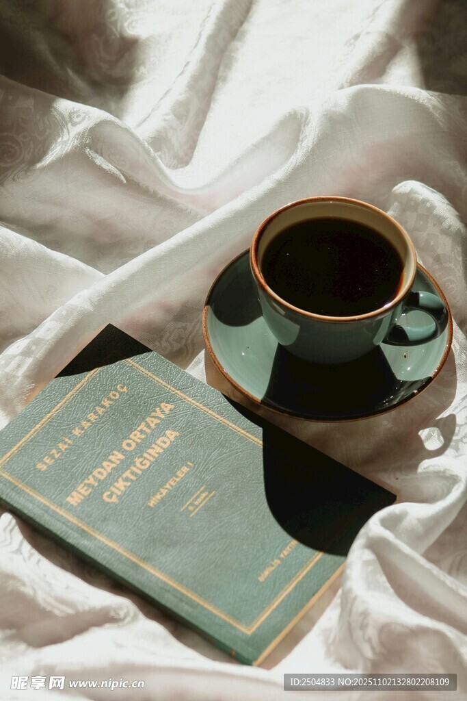 復(fù)古風(fēng)書本與咖啡杯靜物