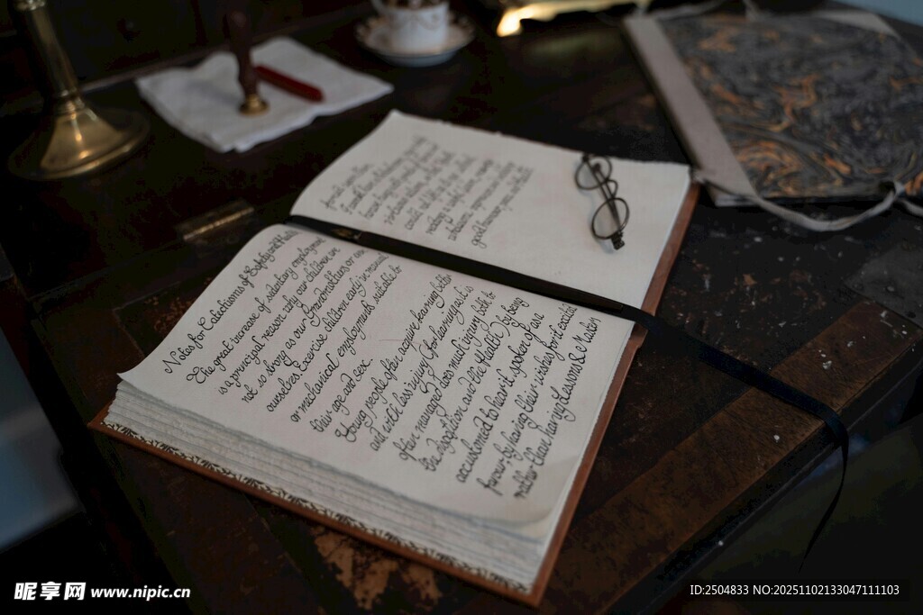 復古翻開的手寫筆記本