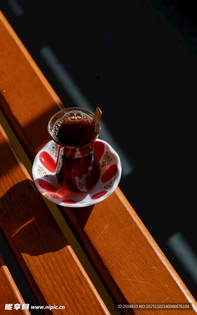 木桌上的玻璃瓶與紅果