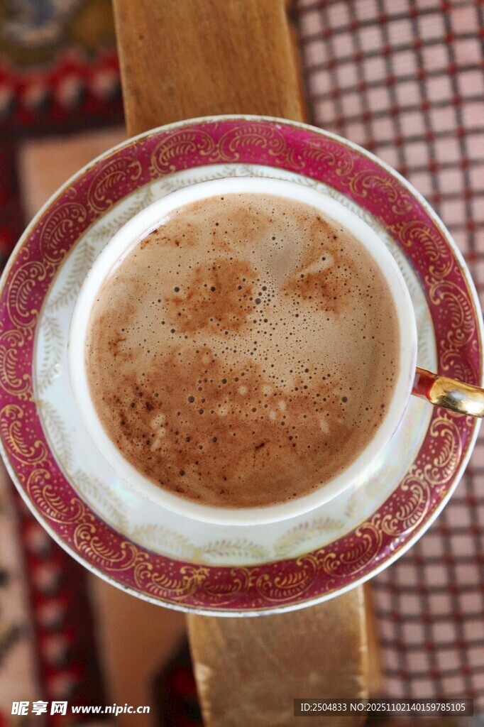 精致杯碟中的香醇熱飲