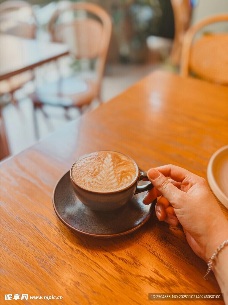 手捧咖啡于溫馨咖啡館
