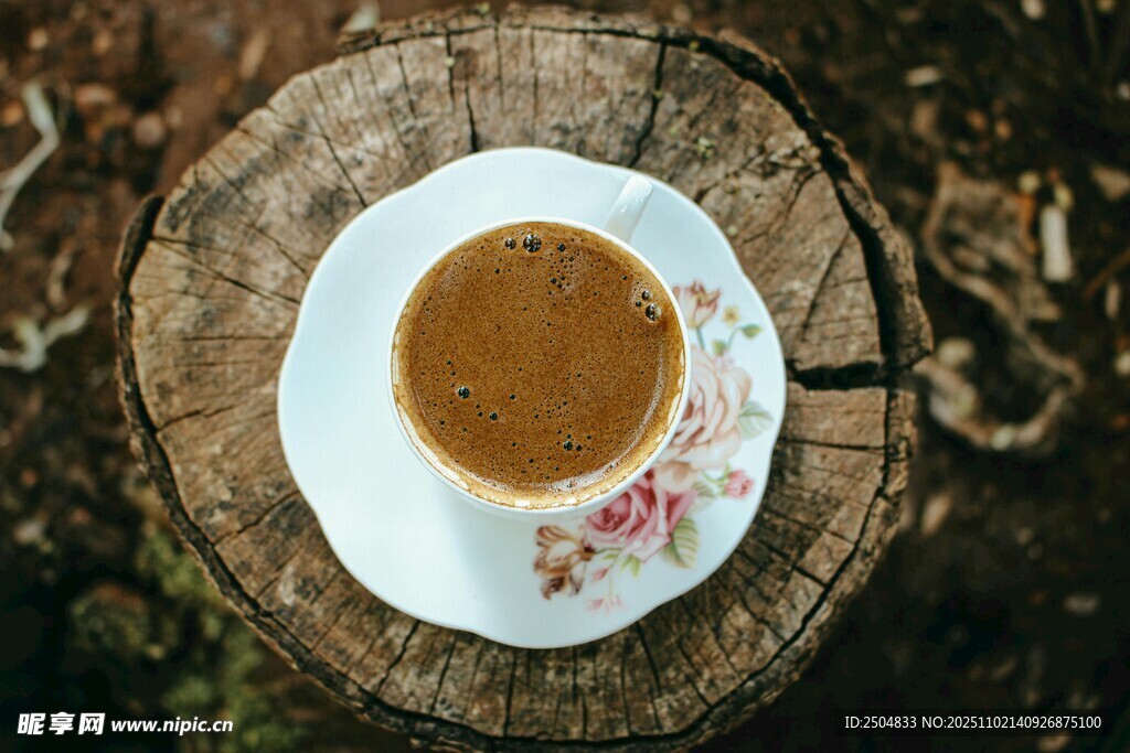 樹樁上的一杯熱咖啡