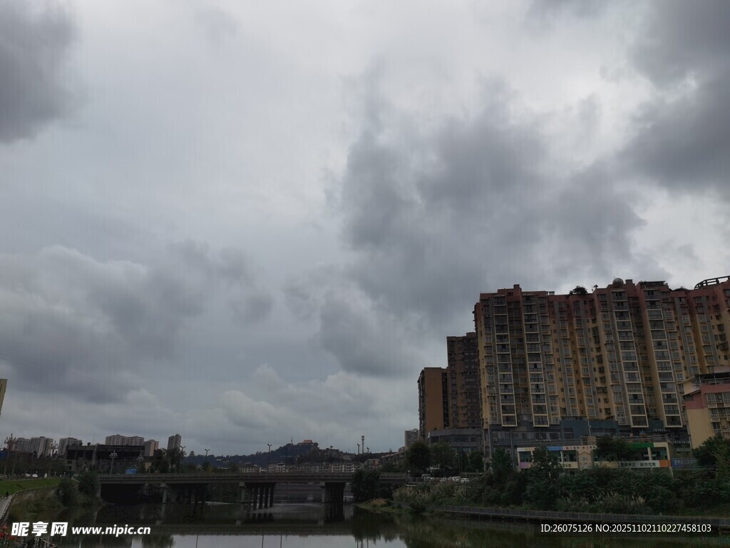 陰天城市建筑群景觀