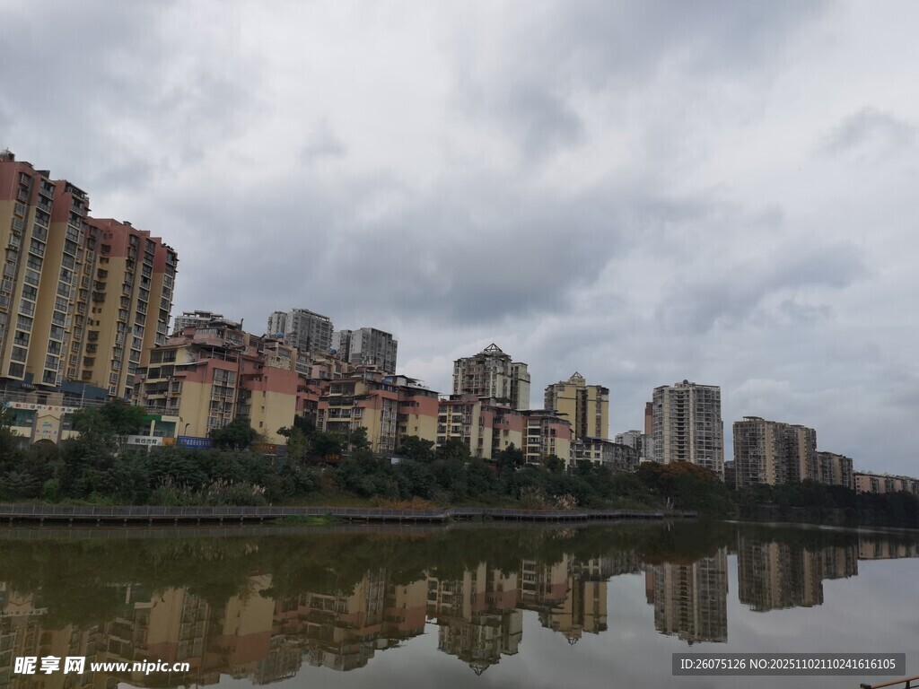 河畔高樓映于平靜水面