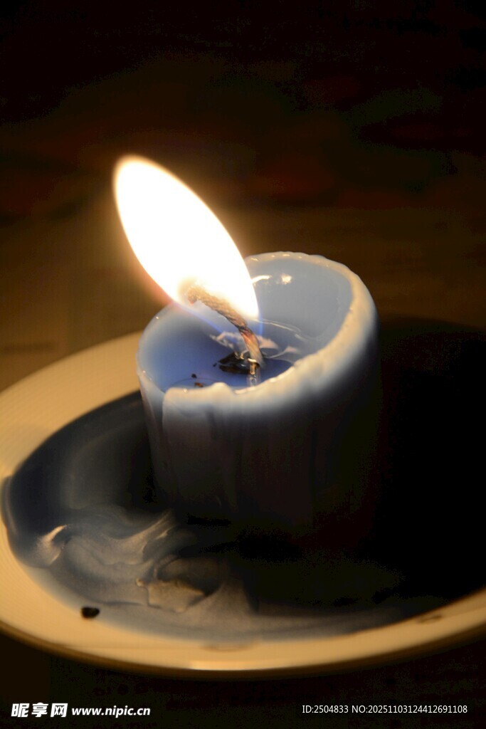 燃燒的藍色蠟燭