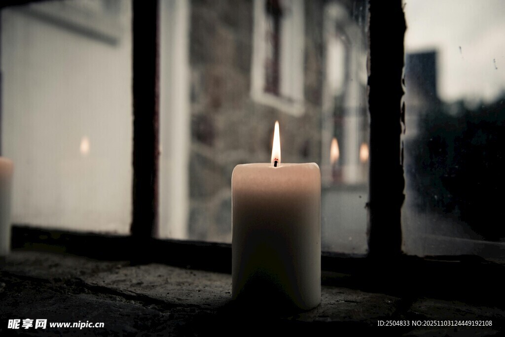 窗邊點(diǎn)燃的蠟燭