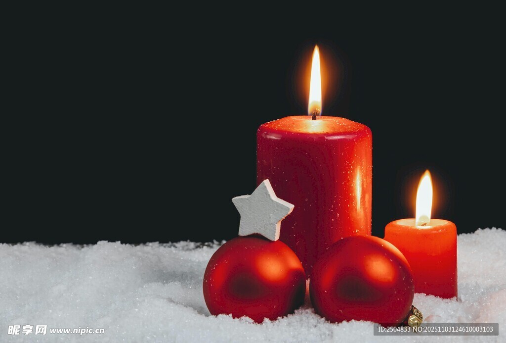 雪地中的圣誕蠟燭與裝飾