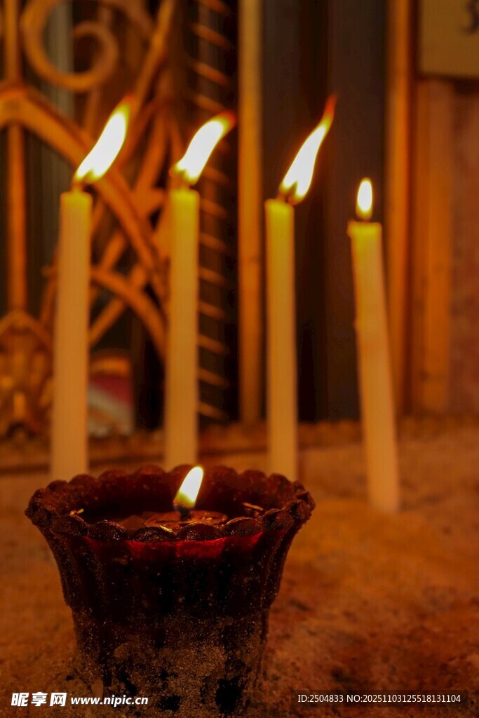 燃燒的蠟燭營(yíng)造溫馨氛圍