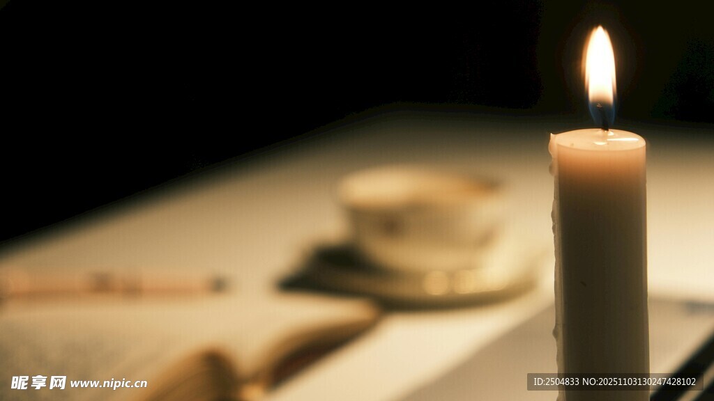 燭光下的靜謐閱讀時光