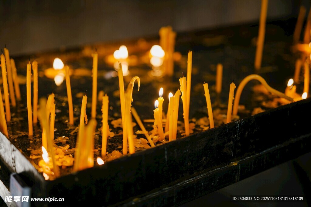 點(diǎn)燃的香燭散發(fā)溫暖光芒