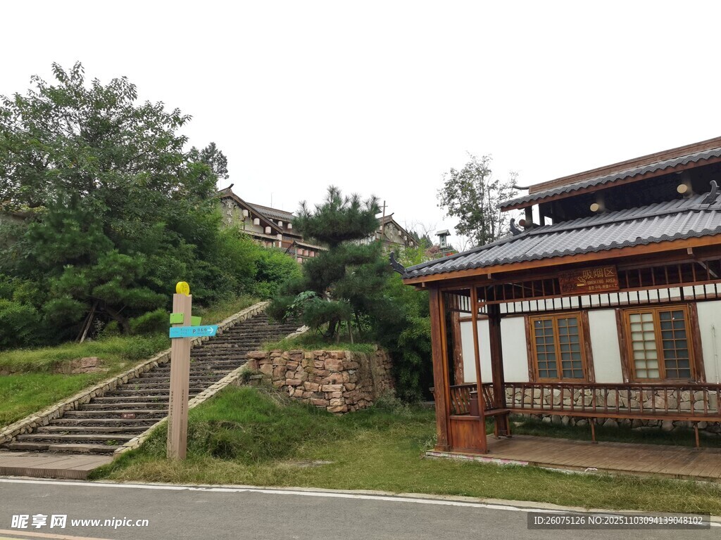 山間小屋旁的步道景觀