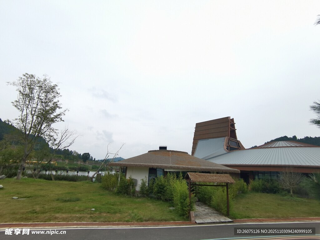 鄉(xiāng)村旁的現(xiàn)代風(fēng)格建筑