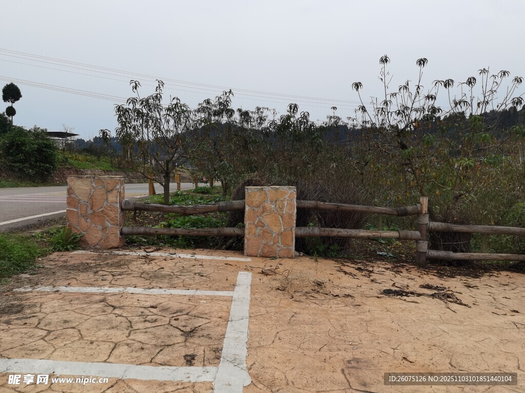 戶外圍欄旁的空曠場(chǎng)地