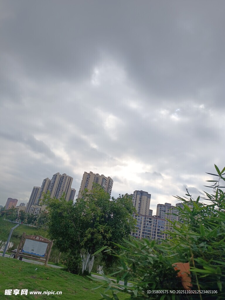 城市上空的多云景象