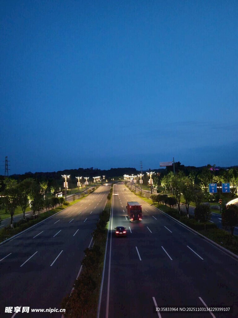 夜幕下的寬闊公路