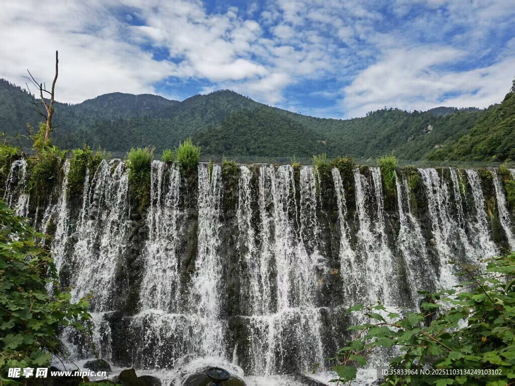 山間瀑布景觀 自然之美  