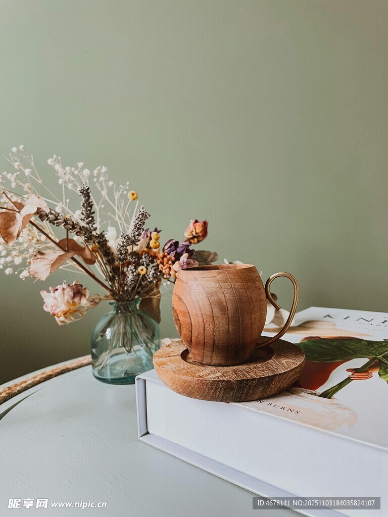 木質(zhì)杯與干花的溫馨組合