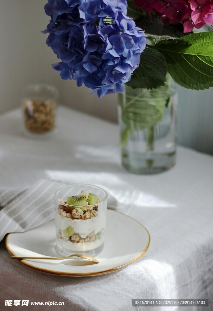 精致餐桌花卉甜點布置