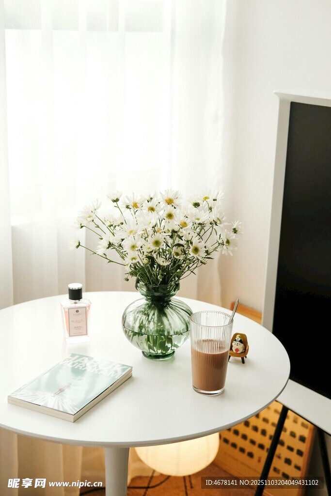 簡約溫馨的室內(nèi)小桌布置