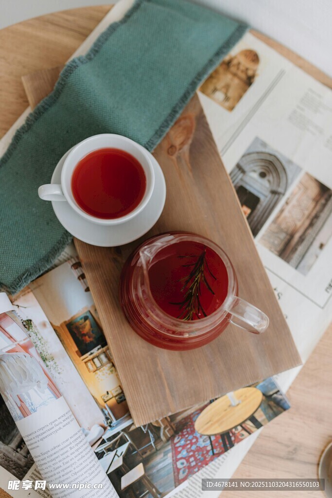 木質(zhì)托盤上的茶飲與報紙