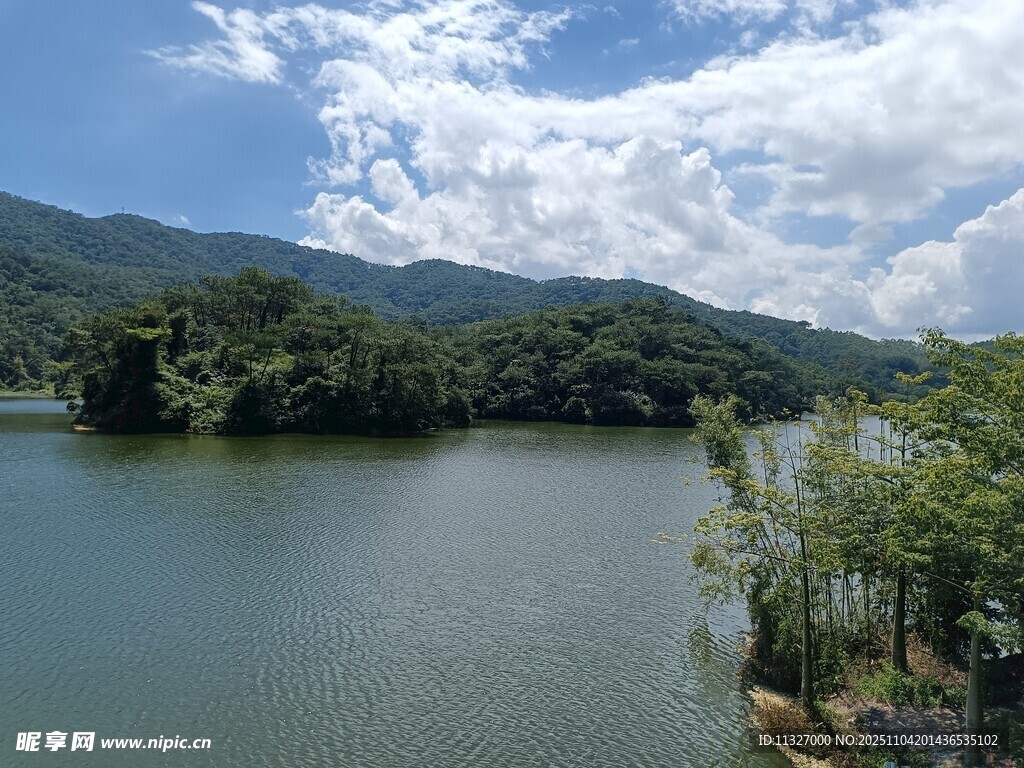 青山綠水間的寧靜湖泊