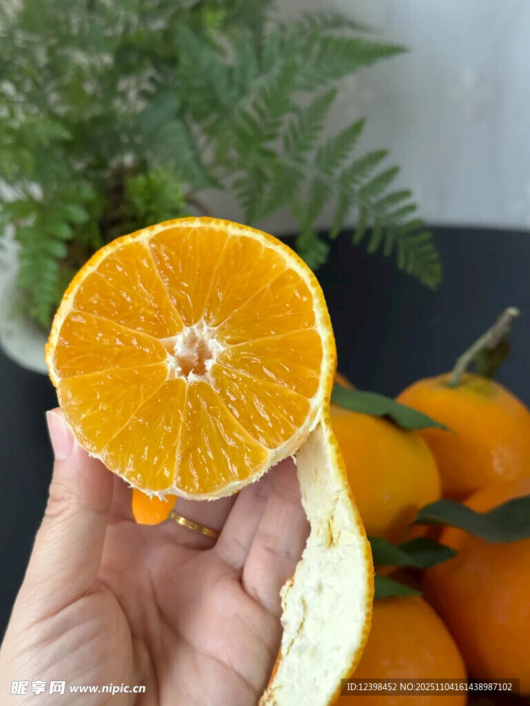 手捧剝開的新鮮橙子