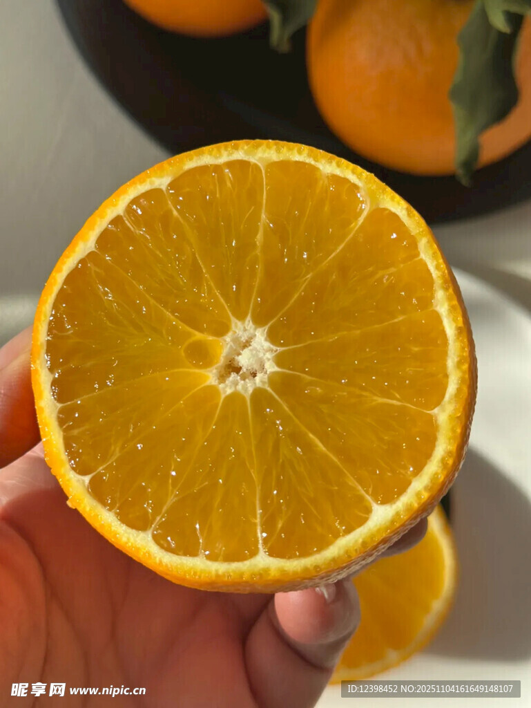 手持半顆新鮮橙子